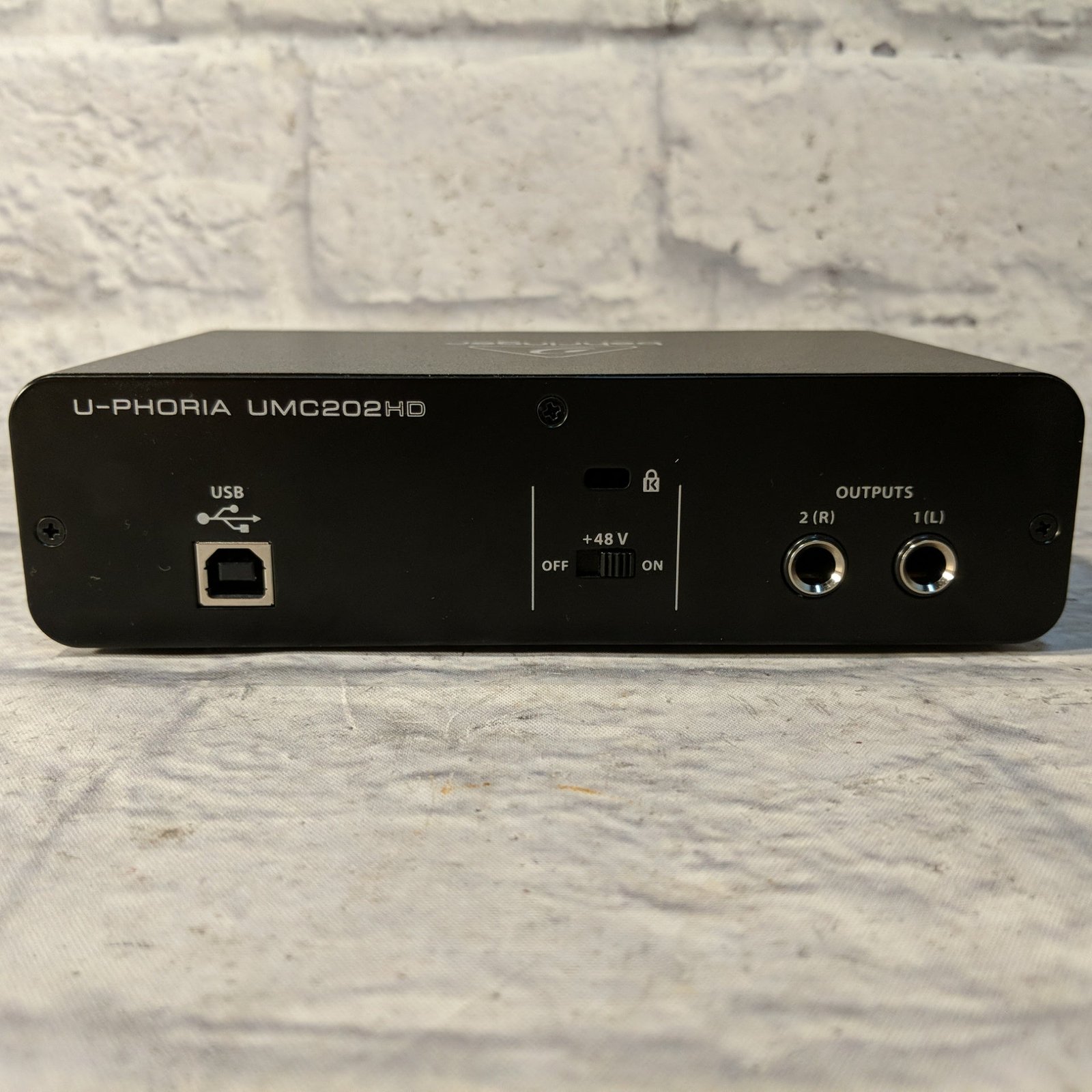 Behringer U-Phoria UMC202HD back